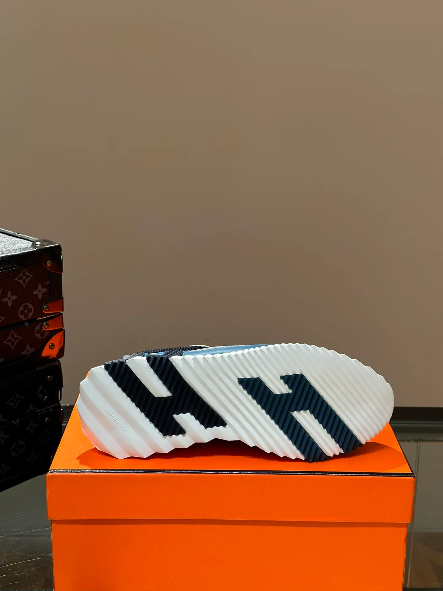 Men's shoes 💰p420 "hermes*" new men's casual sports shoes, the upper is made of cowhide leather and high-end mesh, imported materials, full of texture, the light sole is decorated with contrasting patterns, creating a versatile fashion style. Size: 38-44 (45.46 customized)